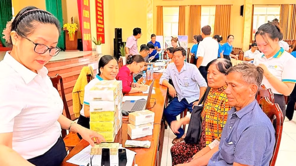 Người dân xã Long Can, tỉnh Tây Ninh làm thủ tục nhận tiền giải phóng mặt bằng đường vành đai 4-Thành phố Hồ Chí Minh.