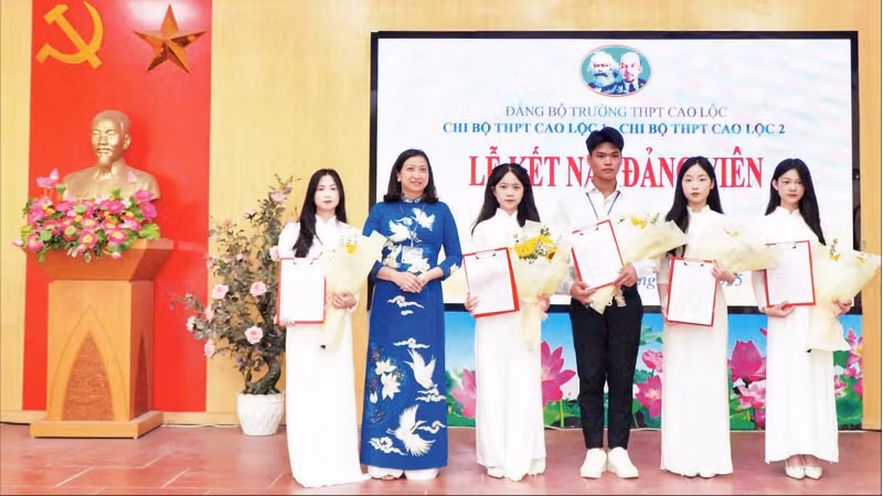 Kết nạp đảng viên là học sinh ở Đảng bộ Trường trung học phổ thông Cao Lộc, phường Kỳ Lừa, tỉnh Lạng Sơn.