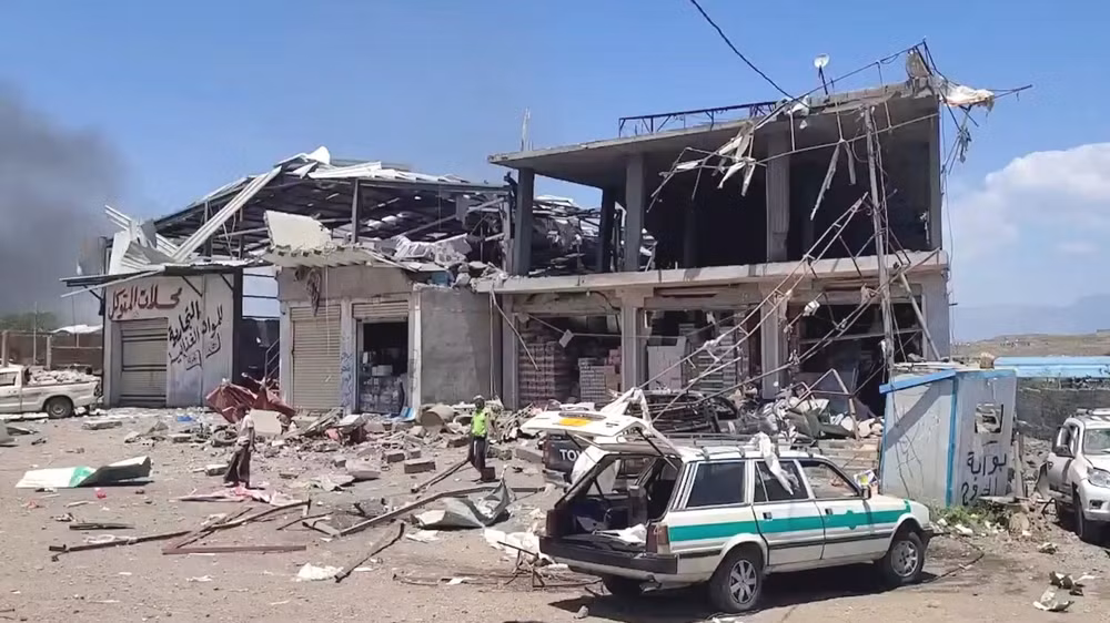 Hiện trường một vụ không kích ở Taiz, Yemen. (Ảnh: