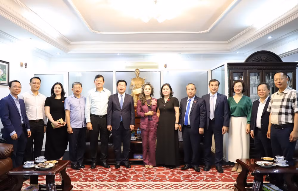 Phó Chủ tịch Quốc hội Nguyễn Hồng Diên đến thăm Đại sứ quán Việt Nam tại Tanzania. (Ảnh: Đại sứ quán Việt Nam tại Tanzania)