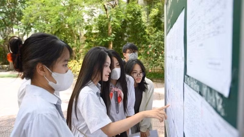 Chú thích ảnh Chú thích: Thí sinh xem thông tin phòng thi tốt nghiệp THPT tại điểm thi Trường trung học cơ sở Minh Khai (Hà Nội). (Ảnh: THẾ ĐẠI)