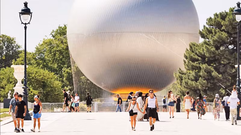 Thời tiết nắng nóng bao trùm thủ đô Paris, Pháp (Ảnh TÂN HOA XÃ)