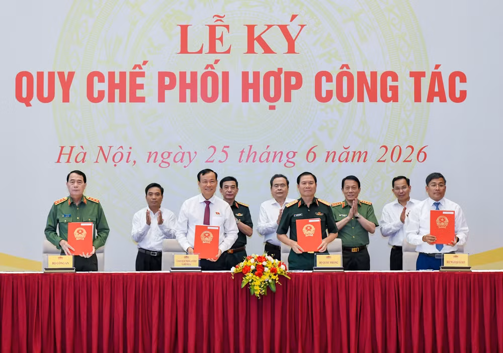 Chủ tịch Quốc hội Trần Thanh Mẫn và đại biểu chứng kiến Lễ ký Quy chế phối hợp công tác giữa Ủy ban Quốc phòng, An ninh và Đối ngoại của Quốc hội với Bộ Quốc phòng, Bộ Công an và Bộ Ngoại giao. (Ảnh: DUY LINH)