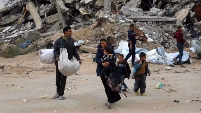 Người dân sơ tán tránh xung đột tại thị trấn Beit Lahia, Dải Gaza. (Ảnh: THX/TTXVN)