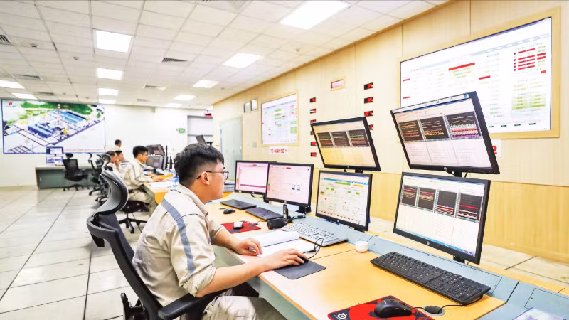 Nhà máy Nhiệt điện Thái Bình 2 áp dụng nhiều biện pháp công nghệ và quản lý môi trường tiên tiến. (Ảnh: PHONG SƠN)