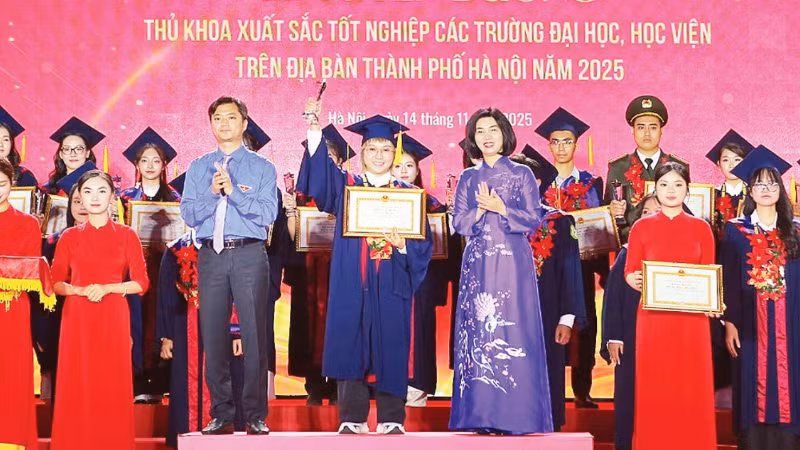 Chị Mai Hoa tại Lễ tuyên dương Thủ khoa xuất sắc tốt nghiệp các trường đại học, học viện trên địa bàn thành phố Hà Nội năm 2025. (Ảnh do nhân vật cung cấp)