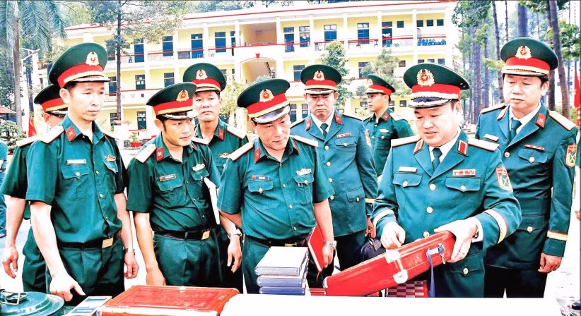 Lãnh đạo Quân khu 7 kiểm tra vật tư công tác Đảng, công tác chính trị chuẩn bị huấn luyện năm 2025 tại Trường Quân sự Quân khu 7.