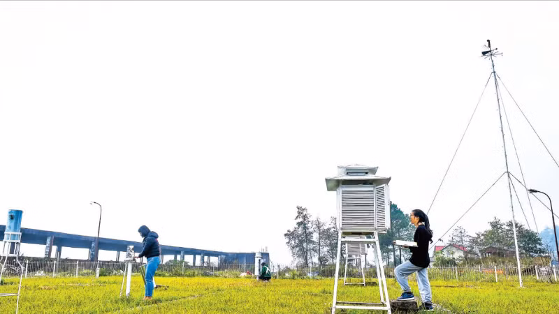 Nhân viên lấy dữ liệu tại Trạm Khí tượng thủy văn Sa Pa, tỉnh Lào Cai. (Ảnh TRỌNG TÙNG)