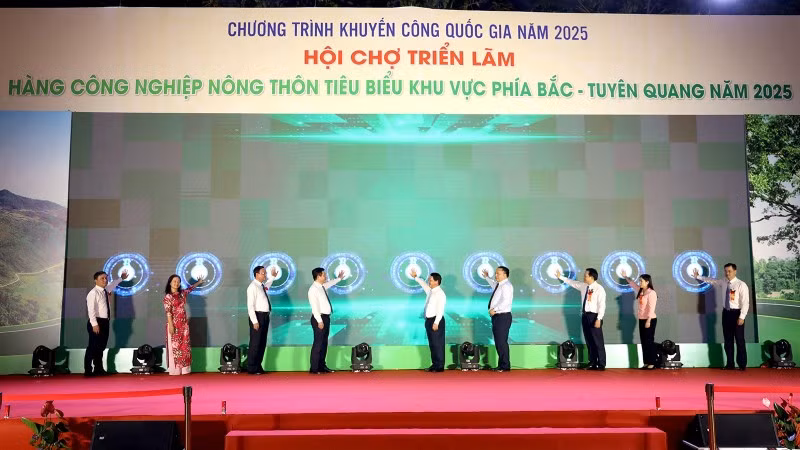 Các đại biểu ấn nút khai mạc hội chợ.