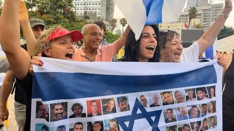 Người thân các con tin Israel vui mừng về thỏa thuận ngừng bắn ở Gaza.