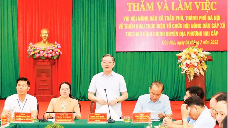 Đồng chí Lương Quốc Đoàn phát biểu tại buổi làm việc với Hội Nông dân xã Trần Phú (Hà Nội).