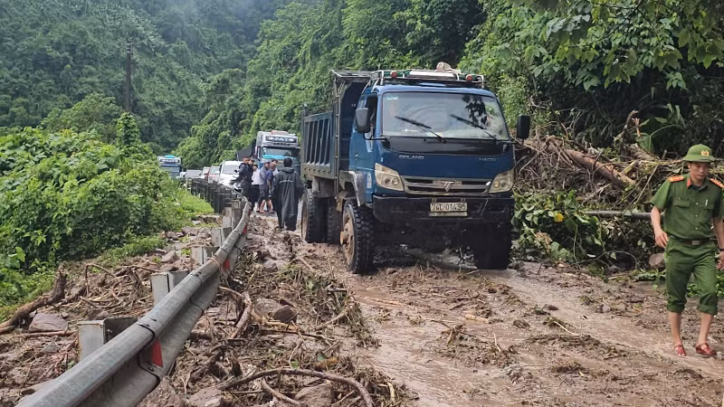 Sạt lở tại Km283+210 đường Hồ Chí Minh nhánh tây gây ách tắc giao thông.