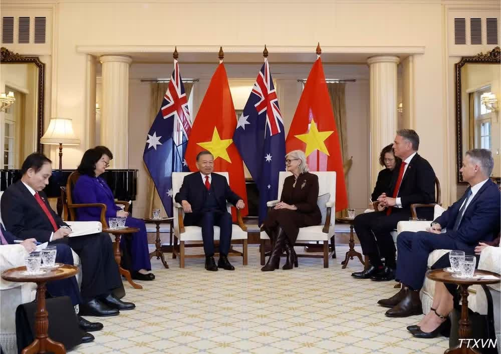 Tổng B&iacute; thư, Chủ tịch nước T&ocirc; L&acirc;m hội kiến To&agrave;n quyền Australia Sam Mostyn tại Lễ đ&oacute;n. ̣(Ảnh: TTXVN)