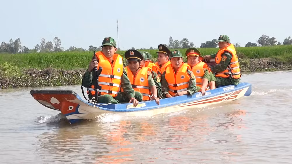Công an tỉnh An Giang tích cực phối hợp bộ đội biên phòng tăng cường tuần tra biên giới, quản lý chặt địa bàn, phòng ngừa, ngăn chặn, đấu tranh với tội phạm mua bán người. (Ảnh: BỘ CÔNG AN)