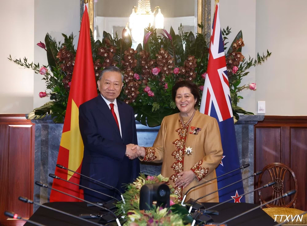 Tổng B&iacute; thư, Chủ tịch nước T&ocirc; L&acirc;m v&agrave; To&agrave;n quyền New Zealand Dame Cindy Kiro chụp ảnh chung trước hội kiến. (Ảnh: Thống Nhất/TTXVN)