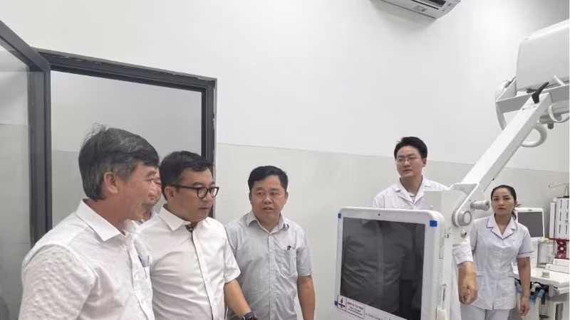 Tổng Giám đốc BSR Nguyễn Việt Thắng (thứ 2 từ trái qua) kiểm tra trang thiết bị y tế do BSR tài trợ.