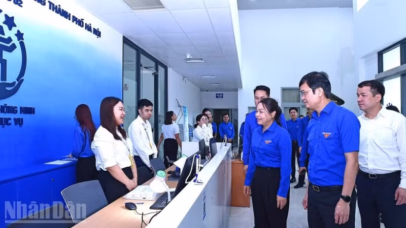 Các đồng chí đại diện lãnh đạo ban, bộ, ngành, đoàn thể thăm, động viên cán bộ, công chức, tình nguyện viên tại Trung tâm phục vụ hành chính công thành phố Hà Nội (phường Cầu Giấy).