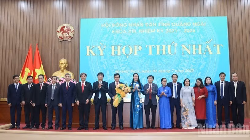 Bí thư Tỉnh ủy Quảng Ngãi Bùi Thị Quỳnh Vân tặng hoa chúc mừng lãnh đạo Hội đồng nhân dân tỉnh và các Ban Hội đồng nhân dân tỉnh Quảng Ngãi.