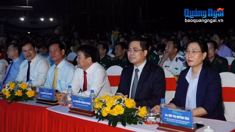 Các đại biểu tham dự chương trình.