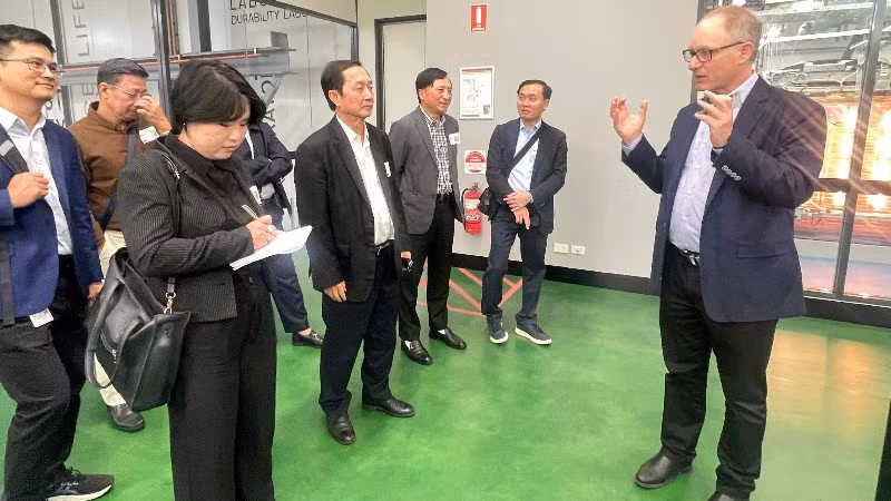 Giáo sư Brett Oberstein-Giám đốc Kinh doanh và Giáo sư Công nghiệp UTS giới thiệu mô hình TechLab với Đoàn Cán bộ lãnh đạo, quản lý các ban, Bộ, ngành Trung ương và địa phương.