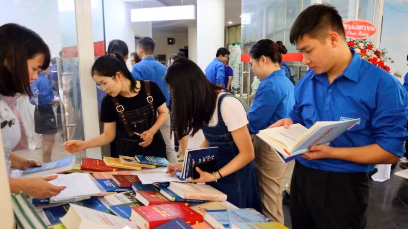 Độc giả tìm kiếm, lựa chọn sách về khoa học và công nghệ. (Ảnh THU GIANG)