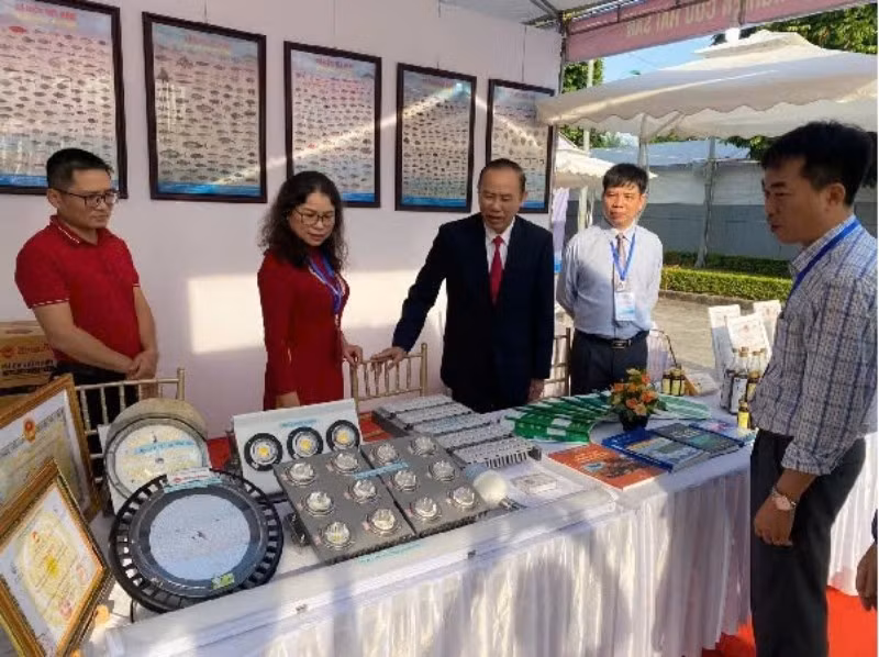 Thứ trưởng Phùng Đức Tiến thăm gian trưng bày công nghệ nuôi trồng và giống thủy sản của Viện Nghiên cứu Hải sản. (Ảnh: Bảo Thắng)