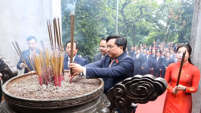 Đoàn đại biểu tỉnh Phú Thọ thành kính dâng hương tưởng niệm các Vua Hùng.