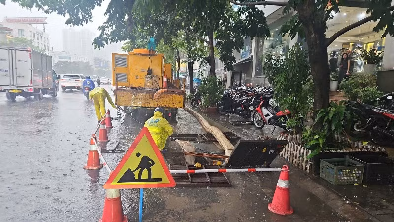 Các đơn vị sẵn sàng ứng trực để xử lý úng ngập do ảnh hưởng của siêu bão Ragasa. (Ảnh: LÊ ĐỨC)