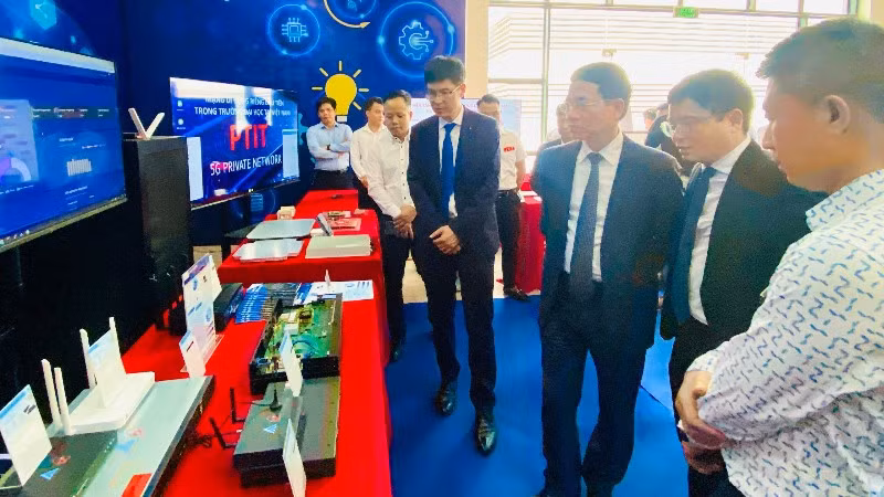 Bộ trưởng Bộ Khoa học và Công nghệ Nguyễn Mạnh Hùng tham quan gian trưng bày sản phẩm công nghệ của Học viện Công nghệ Bưu chính Viễn thông.