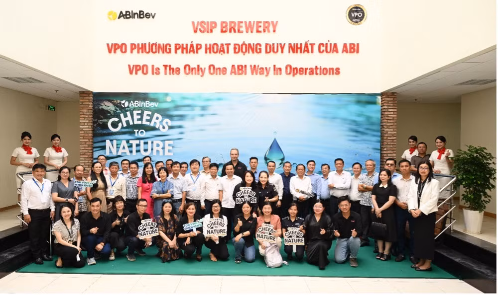 Đại diện AB InBev Việt Nam cùng đại diện các cơ quan báo chí, sở, ban, ngành và địa phương chụp ảnh lưu niệm trong chương trình tham quan Nhà máy AB InBev Việt Nam tại KCN VSIP II-A, hưởng ứng Ngày Nước thế giới 2026. (Ảnh: AB InBev Việt Nam)