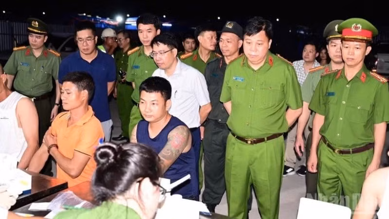 Đại tá Bùi Trung Thành, Phó Giám đốc Công an thành phố Hải Phòng trực tiếp kiểm tra tại một số địa bàn trọng điểm.