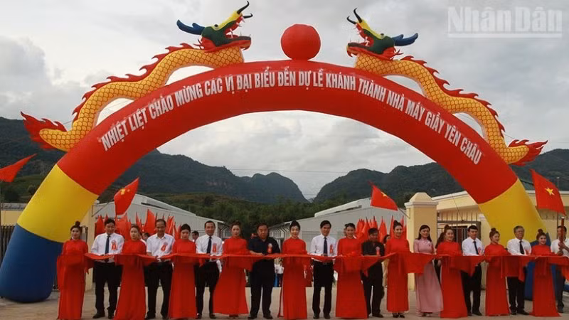 Các đại biểu cắt băng khánh thành Nhà máy giày Yên Châu.