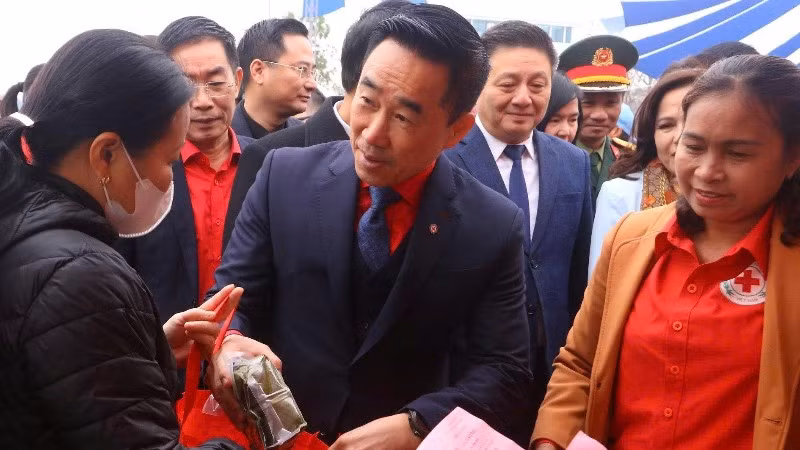 Phó Chủ tịch, Tổng Thư ký Trung ương Hội Chữ thập đỏ Việt Nam khóa XI Nguyễn Hải Anh thăm hỏi, động viên, trao quà tặng người dân có hoàn cảnh khó khăn.