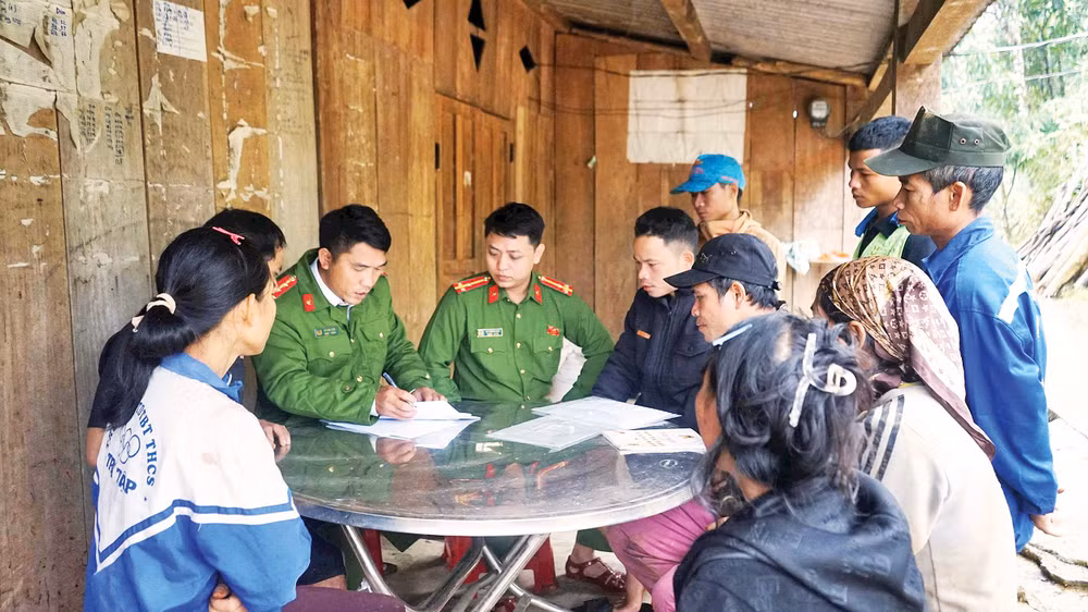 Công an xã Trà Tập, thành phố Đà Nẵng kiểm tra danh sách cử tri và lồng ghép tuyên truyền ngày bầu cử đến người dân.