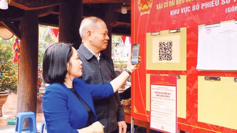 Chỉ cần quét mã QR, cử tri Hà Nội tìm hiểu các thông tin về bầu cử một cách thuận lợi. (Ảnh: KIM CHI)