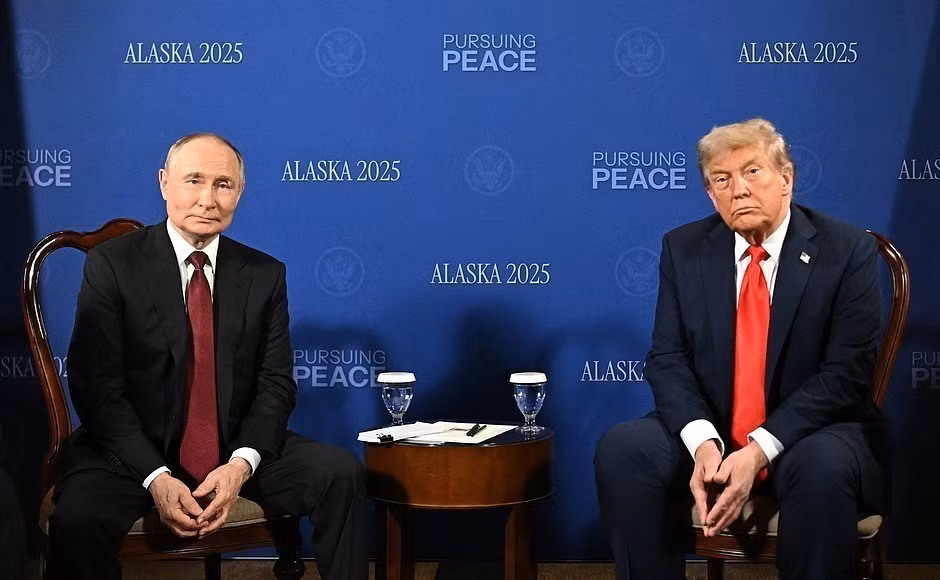 Tổng thống Liên bang Nga Vladimir Putin (trái) trong cuộc họp với Tổng thống Mỹ Donald Trump tại Căn cứ Elmendorf-Richardson ở Anchorage, bang Alaska (Mỹ) ngày 15/8/2025. (Ảnh: THX/TTXVN)