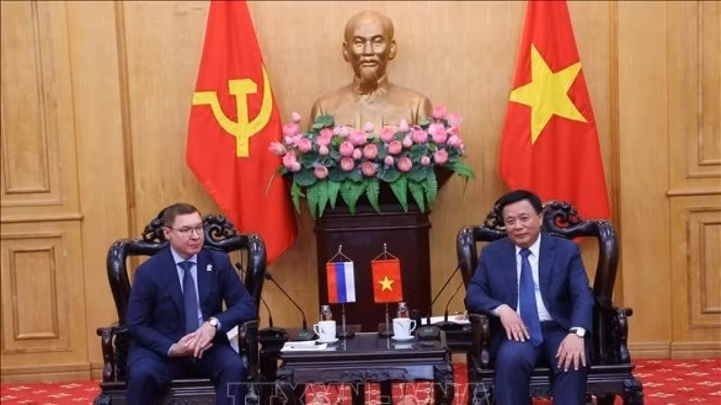 Đồng chí Nguyễn Xuân Thắng tiếp ông Yakushev Vladimir Vladimirovich thăm và làm việc tại Học viện Chính trị quốc gia Hồ Chí Minh.