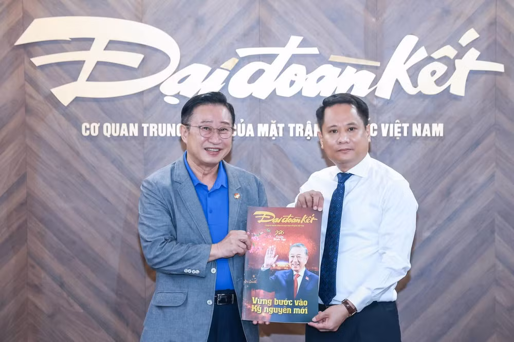 Tổng Biên tập Trương Thành Trung trao tặng ông Lý Xương Căn số báo đặc biệt, gửi gắm tình cảm và tinh thần đồng hành của Báo Đại đoàn kết. Ảnh: Quang Vinh