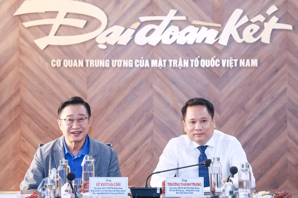 Tổng Biên tập Báo Đại đoàn kết Trương Thành Trung và ông Lý Xương Căn trao đổi về việc phối hợp tổ chức Hội thảo quốc tế “800 năm Hoàng tử Lý Long Tường đến Cao Ly và quan hệ Việt Nam-Hàn Quốc trong kỷ nguyên mới”. (Ảnh: Quang Vinh)
