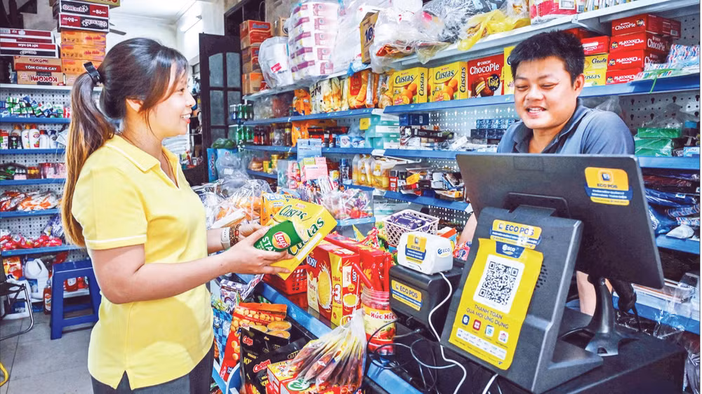 Người dân mua sắm hàng hóa tại một hộ kinh doanh nhỏ lẻ trên địa bàn Thành phố Hà Nội (Ảnh: THÀNH ĐẠT)