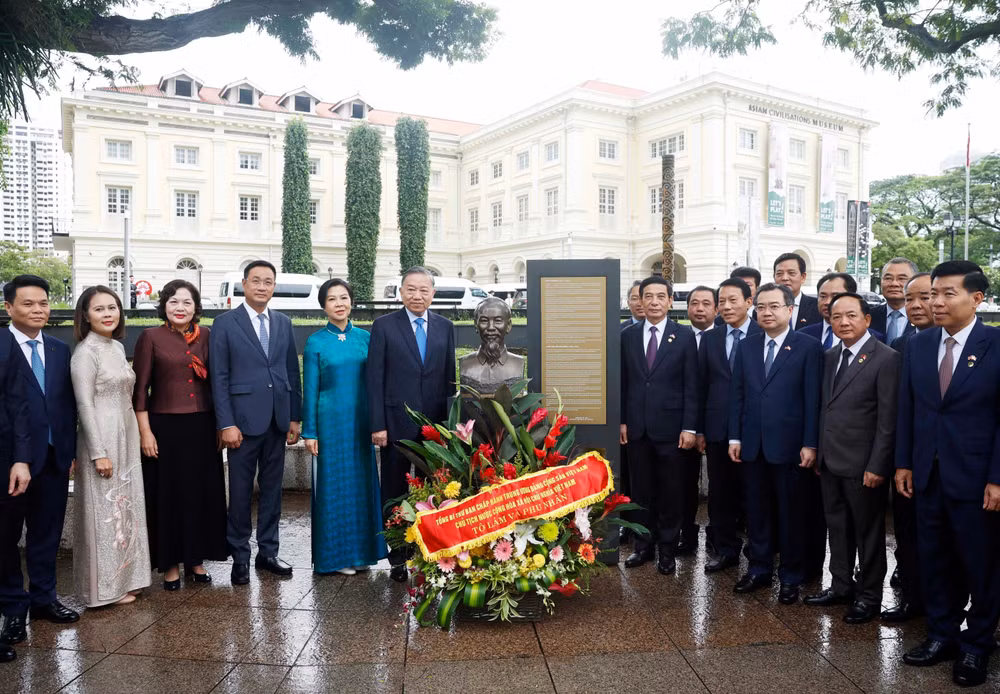 vna-potal-tong-bi-thu-chu-tich-nuoc-dang-hoa-truoc-tuong-chu-tich-ho-chi-minh-tai-singapore-8794201.jpg
