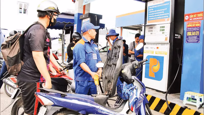 Người dân đến đổ xăng tại một cửa hàng kinh doanh xăng dầu trên đường Phạm Văn Thuận (phường Tam Hiệp, thành phố Đồng Nai). (Ảnh: HẢI QUÂN)