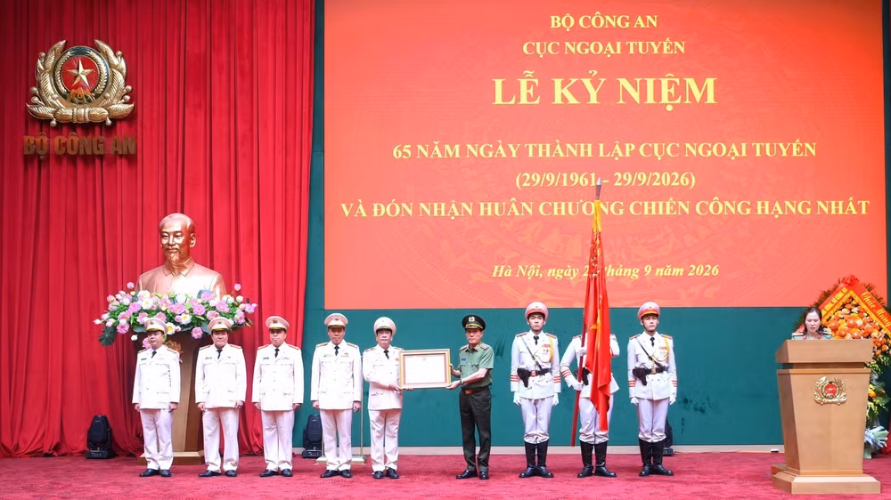 Thừa ủy quyền, Bộ trưởng Lương Tam Quang gắn và trao Huân chương Chiến công hạng Nhất tặng Cục Ngoại tuyến. (Ảnh: bocongan.gov.vn) 