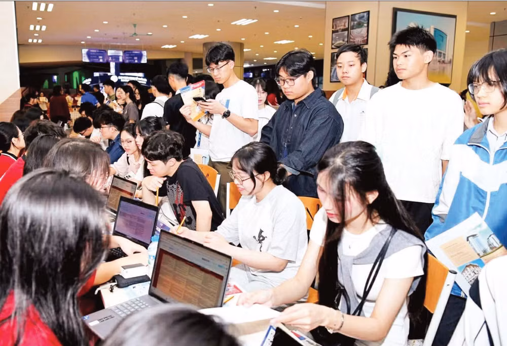 Học sinh tìm hiểu thông tin tuyển sinh tại Đại học Kinh tế quốc dân.