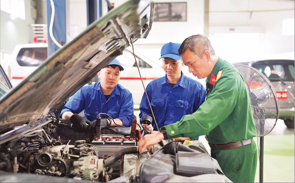 Lãnh đạo Nhà máy Z157 hướng dẫn công nhân sửa chữa, bảo dưỡng xe-máy quân sự.
