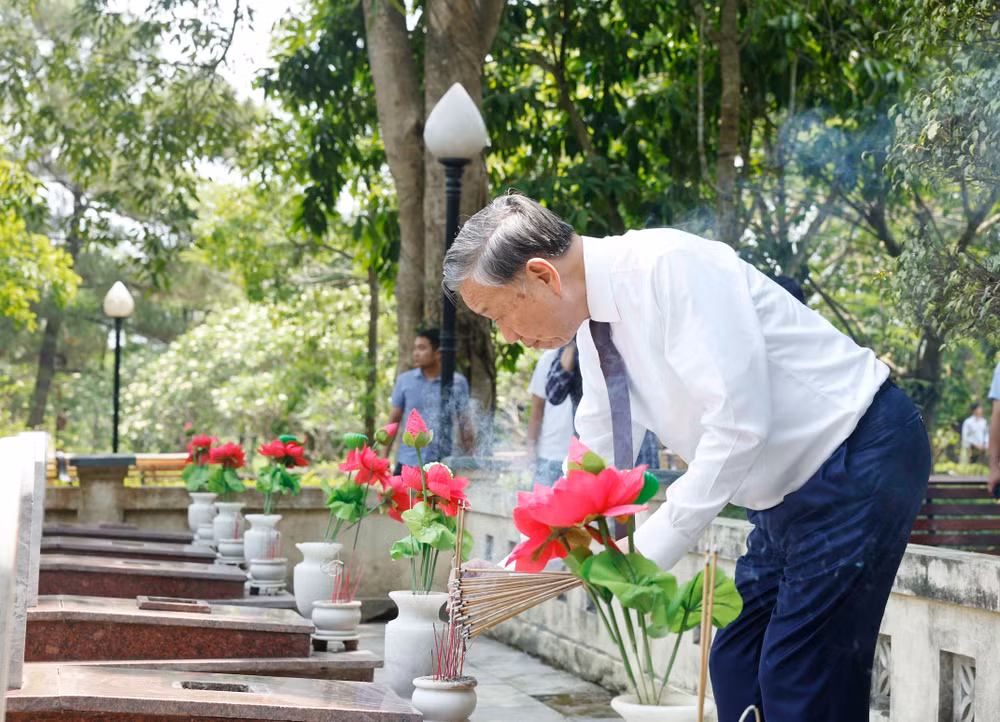vna-potal-tong-bi-thu-chu-tich-nuoc-dang-huong-tai-nghia-trang-liet-si-quoc-gia-truong-son-8732260.jpg