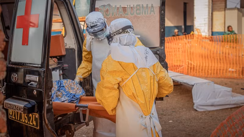 Nhân viên y tế chuyển bệnh nhân Ebola tới trung tâm điều trị ở Mongbwalu, tỉnh Ituri, Cộng hòa Dân chủ Congo. (Ảnh: THX/TTXVN)