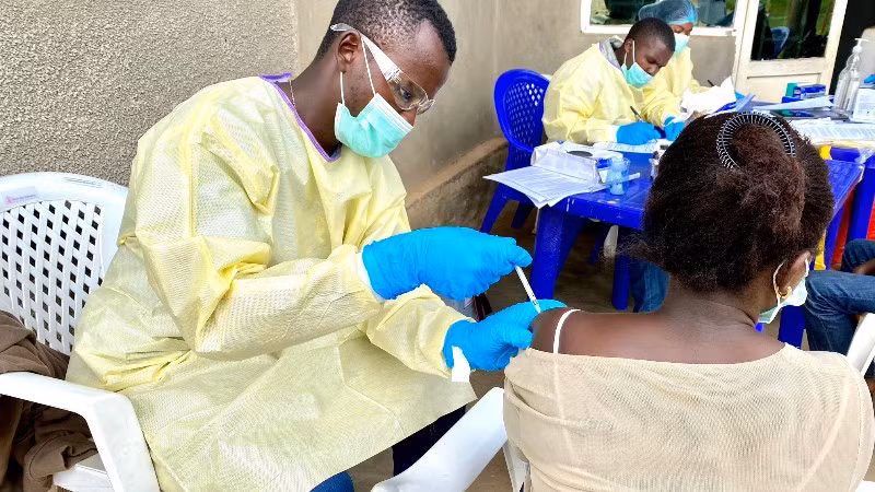 Nhân viên y tế tiêm vaccine phòng Ebola cho người dân tại Bắc Kivu, Cộng hòa Dân chủ Congo. (Ảnh: THX/TTXVN)