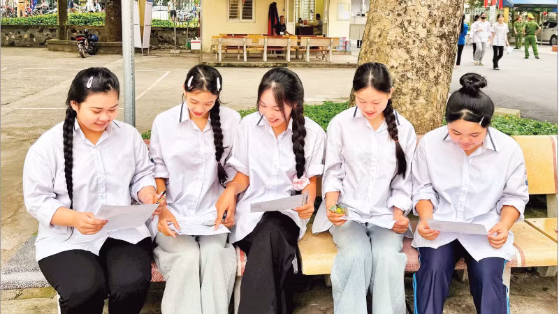 Thí sinh tại điểm thi Trường trung học phổ thông Kim Động, tỉnh Hưng Yên trong Kỳ thi tốt nghiệp trung học phổ thông năm 2026. (Ảnh: THÚY QUỲNH)