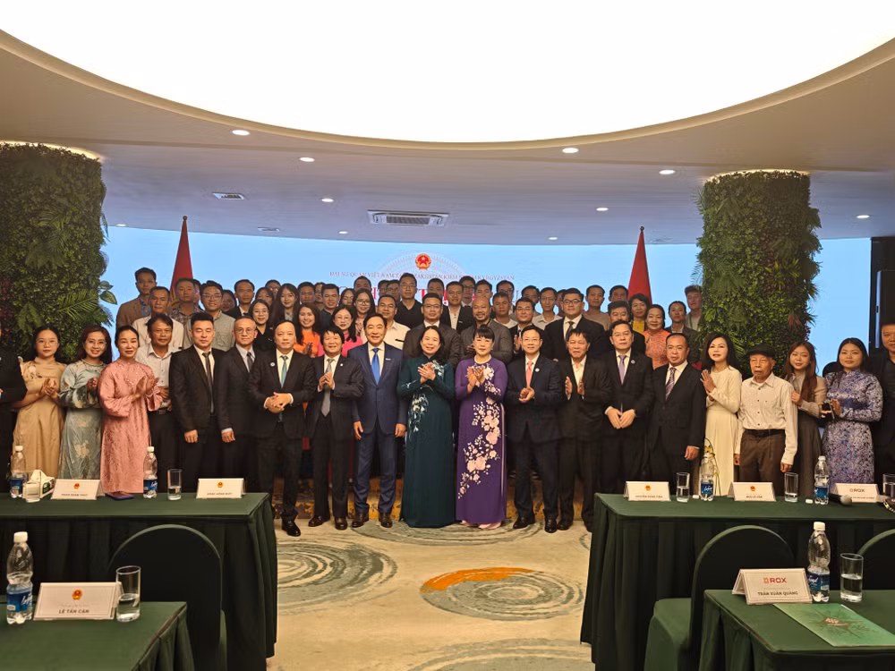 vna-potal-pho-chu-tich-nuoc-vo-thi-anh-xuan-gap-go-cong-dong-nguoi-viet-o-bishkek-8995595.jpg